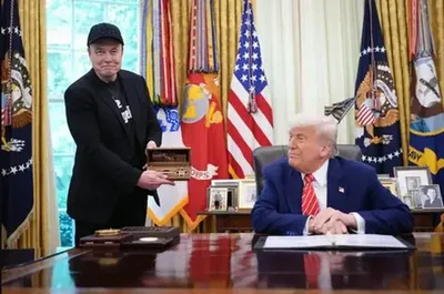 'Трамп Маскни "олтин калит" билан кузатди'ning rasmi
