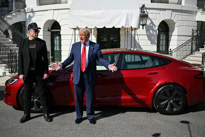 'Donald Tramp Tesla avtomobilidan qutulmoqchi'ning rasmi