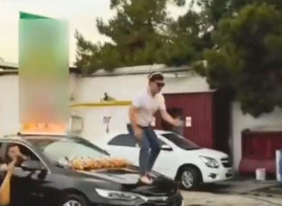 Изрображение 'В Ташкенте наказали парня, танцевавшего на капоте движущегося Malibu'