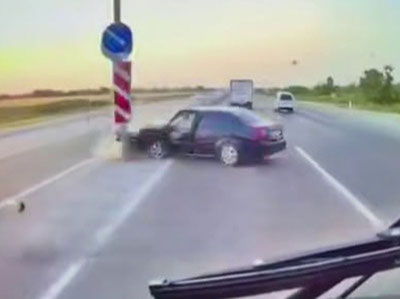 Изрображение 'В Сырдарье водитель Lacetti, уснув за рулём, врезался в бордюр (видео)'