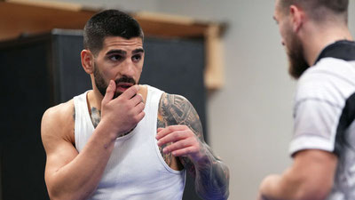 'UFC чемпиони Иля Топурия суд мажлисида қатнашди'ning rasmi