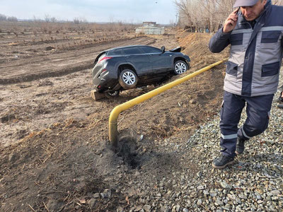 'Хоразмда автомобиль газ қувурига урилиб, “аварийный” ҳолат келтириб чиқарди'ning rasmi