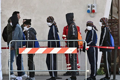 'Yevrokomissiya Afrikaga yordamni migratsiyani to‘xtatish sharti bilan bermoqchi'ning rasmi