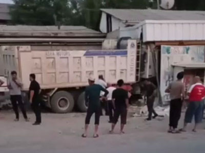 Изрображение 'В Намангане грузовик протаранил магазин'