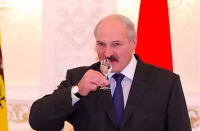 'АҚШ вакили: “Лукашенко билан кечки овқатда ароқ ичганмиз, сиёсий маҳбуслар ҳақида гаплашдик”'ning rasmi