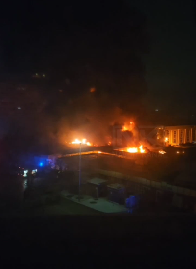 Изрображение 'Крупный пожар в Зарафшане: сгорели три магазина (видео)'