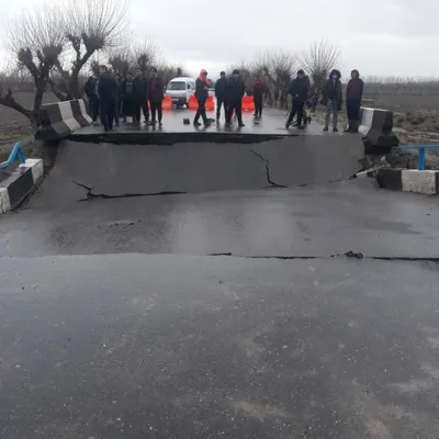 'Ёмғир оқибатлари: Пахтачида янги қурилган кўприк бузилиб кетди, қатор йўллар ёпилган (фото)'ning rasmi