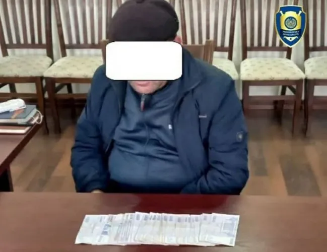 'Фарғонада фуқаронинг 23,7 миллион сўмини қўлга киритган МФЙ раиси ушланди'ning rasmi