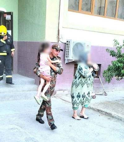 Изрображение 'В Бухаре спасатели эвакуировали жильцов дома из-за задымления при пожаре'