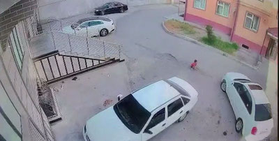 Изрображение 'В Маргилане 3-летний ребенок оказался под колесами автомобиля'