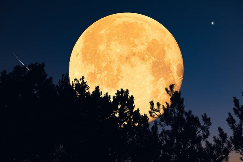 Image of 'Tomorrow the Moon will come to the closest distance to the Earth.'