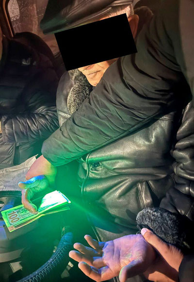 Изрображение 'В Ташкенте задержан адвокат с $2 тыс'