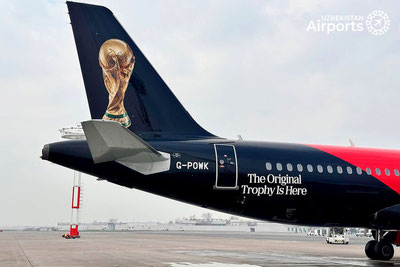 Изрображение 'В Ташкент прибыл оригинальный Кубок чемпионата мира FIFA из чистого золота'