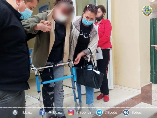 'Тошкентда 4-қаватдан маст ҳолда тушиб кетган аёлга ИИБ ходимлари паспорт олишда ёрдамлашди'ning rasmi