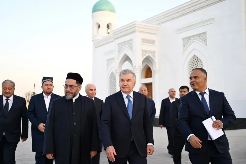 Изображение 'Президент Узбекистана посетил мемориальные комплексы в Самарканде'