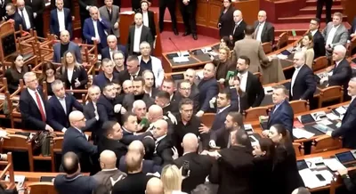 'Албания парламентида ҳукумат ва мухолифат депутатлари ўртасида жанжал бўлди'ning rasmi